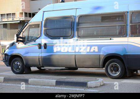 Vicenza, VI, Italien - 20. Januar 2024: Gepanzerter Wagen der italienischen Polizei mit Text POLIZIA während der Protestdemonstration Stockfoto