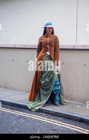 London, Großbritannien. Februar 2024. Street Style London Fashion Week. Quelle: JOHNNY ARMSTEAD/Alamy Live News Stockfoto