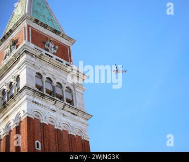 Venedig, VE, Italien - 13. Februar 2024: Hubschrauber der italienischen Polizei über den Markusplatz und den Glockenturm Stockfoto