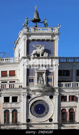 Venedig, VE, Italien - 13. Februar 2024: Uhrenturm auf dem Markusplatz und Statuen namens Mauren und große Glocke und geflügelter Löwe Stockfoto