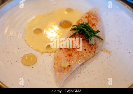 Weißes Filet mit köstlichem Fisch John Dory, St. Pierre oder Peter's Fisch serviert mit Muschelfischsauce in einem luxuriösen Restaurant in Bordeaux Region, Frankreich, c Stockfoto