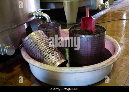 Weinlese, Gärung von gepresstem Traubensaft in Stahlfässern, Rebsorte Cabernet Sauvignon aus den Weinbergen Haut-Medoc in Bordeaux, links Stockfoto