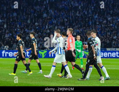 Berlin, Deutschland. Februar 2024. Fußball: Bundesliga 2, Hertha BSC 1. FC Magdeburg, 22. Spieltag, Olympiastadion, Schiedsrichter Florian Exner verlässt das Spielfeld mit den Spielern beider Teams, nachdem die Zuschauer Tennisbälle auf das Spielfeld geworfen haben. Hinweis: Soeren Stache/dpa – WICHTIGER HINWEIS: gemäß den Vorschriften der DFL Deutscher Fußball-Liga und des DFB Deutscher Fußball-Bundes ist es verboten, im Stadion und/oder des Spiels aufgenommene Fotografien in Form von sequenziellen Bildern und/oder videoähnlichen Fotoserien zu verwenden oder zu nutzen./dpa/Alamy Live News Stockfoto