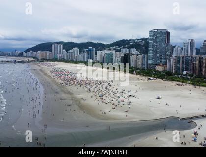 Santos, Brasilien. November 2022. Santos, Sao Paulo, Brasilien, 13. November 2022: Panoramablick aus der Luft mit einer Drohne auf den Strand und die Skyline von Santos, Sao Paulo, Brasilien. (Daniela Porcelli/SPP) Credit: SPP Sport Press Photo. /Alamy Live News Stockfoto