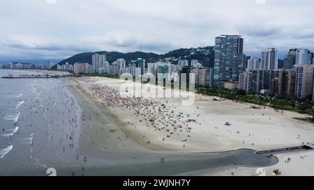 Santos, Brasilien. November 2022. Santos, Sao Paulo, Brasilien, 13. November 2022: Panoramablick aus der Luft mit einer Drohne auf den Strand und die Skyline von Santos, Sao Paulo, Brasilien. (Daniela Porcelli/SPP) Credit: SPP Sport Press Photo. /Alamy Live News Stockfoto