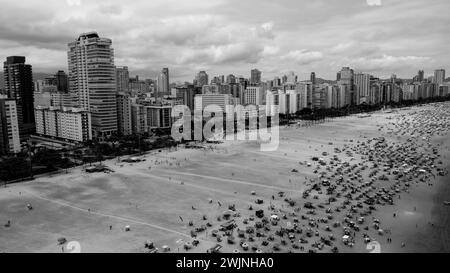 Santos, Brasilien. November 2022. Santos, Sao Paulo, Brasilien, 13. November 2022: Panoramablick aus der Luft mit einer Drohne auf den Strand und die Skyline von Santos, Sao Paulo, Brasilien. (Daniela Porcelli/SPP) Credit: SPP Sport Press Photo. /Alamy Live News Stockfoto