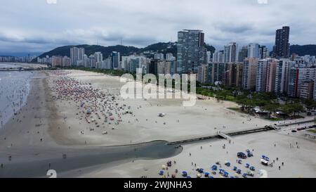 Santos, Brasilien. November 2022. Santos, Sao Paulo, Brasilien, 13. November 2022: Panoramablick aus der Luft mit einer Drohne auf den Strand und die Skyline von Santos, Sao Paulo, Brasilien. (Daniela Porcelli/SPP) Credit: SPP Sport Press Photo. /Alamy Live News Stockfoto