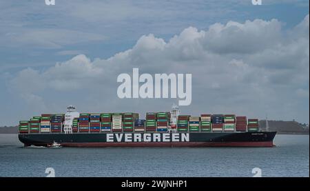 Panamakanal, Panama - 24. Juli 2023: Nahaufnahme, Evergreen-Containerschiff auf dem Gatun-See unter blauer Wolkenlandschaft Stockfoto