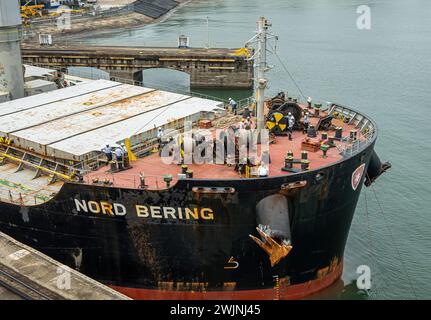 Panamakanal, Panama - 24. Juli 2023: Verlassen der Gatun Locks, Arbeiter auf Bug des Nord Bering Massengutschiffs. Stockfoto