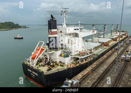 Panamakanal, Panama - 24. Juli 2023: Verlassen der Gatun Schleusen, Arbeiter auf dem Heck des Nord-Bering-Massengutschiffs. Stockfoto