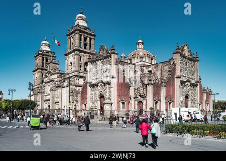 Zocalo-Platz mit dem Wahrzeichen der Metropolitan Cathedral im Hintergrund in der Innenstadt von Mexiko-Stadt. Stockfoto