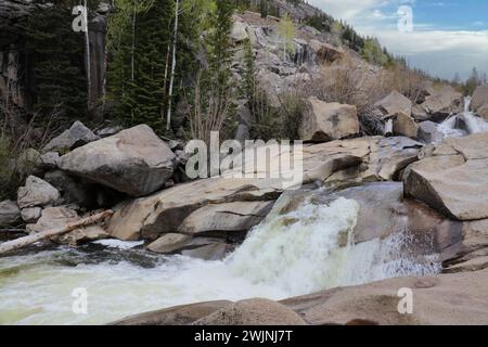 Ein rauschender Wasserfall durch zerklüftete Felsen auf dem Grottos Trail im White River National Forest in Colorado, USA Stockfoto