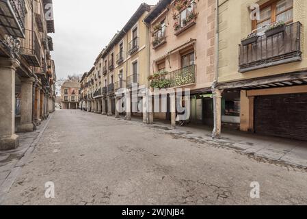 Blick auf die Fassaden sehr alter und historischer Häuser an der Hauptstraße von Alcalá de Henares, Madrid Stockfoto