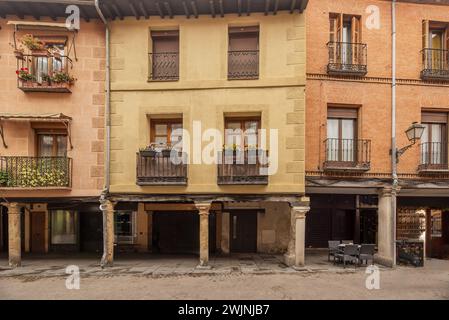 Frontbild der Fassaden sehr alter und historischer Häuser mit Boulevards an der Hauptstraße von Alcalá de Henares, Madrid Stockfoto