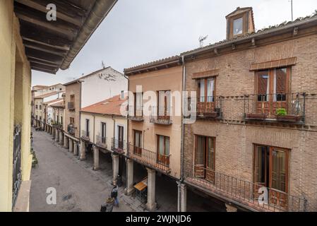 Blick auf die Fassaden sehr alter Häuser an der Hauptstraße von Alcalá de Henares, Madrid Stockfoto