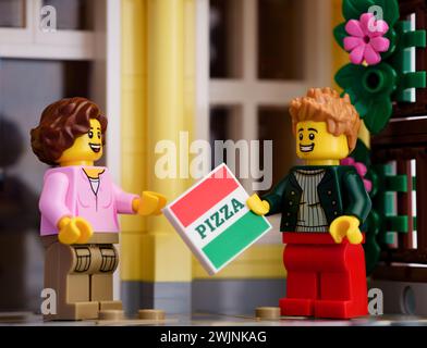 Tambov, Russische Föderation - 21. Januar 2024 Ein Lego-Mann gibt der Lego-Frau eine Pizzaschachtel Stockfoto