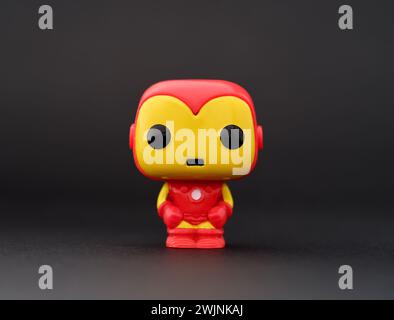 Tambow, Russische Föderation - 07. Januar 2024 Iron man Funko POP Mini Vinyl Figur auf schwarzem Hintergrund. Stockfoto