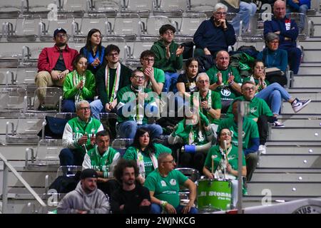 Turin, Italien. Februar 2024. Virtus Eirene Ragusa Fans FrecciaRossa Finale vier Italienischen Frauen-Cup Spiel zwischen Famila Schio Basket femminile und Virtus Eirene Ragusa in PalaAlpitour, Turin während Frecciarossa Finale vier - Famila Weber Schio vs Passalacqua Ragusa, Basketball Italienisches Frauen-Cup-Spiel in Turin, 16. Februar 2024 Credit: Unabhängige Fotoagentur/Alamy Live News Stockfoto