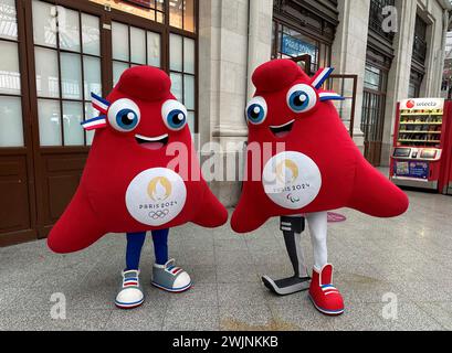 Paris, Frankreich. Februar 2024. © PHOTOPQR/LE PARISIEN/Delphine Goldsztejn ; Paris ; 16/02/2024 ; Les deux mascottes des JO 2024 Les Phryges, mascottes officielles de Jeux olympiques et paralympiques de Paris 2024 Gare de Lyon à Paris Le 16/02/2024 Foto : Delphine Goldsztejn Paris, Frankreich, 16. februar 2024 Paris olympische spiele Maskottchen am Bahnhof zur Förderung von Credit: MAXPPP/Alamy Live News Stockfoto