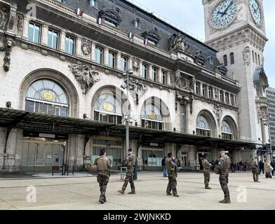 Paris, Frankreich. Februar 2024. © PHOTOPQR/LE PARISIEN/Delphine Goldsztejn ; Paris ; 16/02/2024 ; Pour les JO, la France renforce sa sécurité Vigipirate Plan Vigipirate : sécurité renforcée dans les Transports Gare de Lyon à Paris Le 16/02/2024 Foto : Delphine Goldsztejn Paris, Frankreich, 16. februar 2024 Sicherheit am Bahnhof Credit: MAXPPP/Alamy Live News Stockfoto
