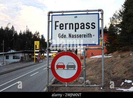 Fernpass, Tirol, Österreich 16. Februar 2024: Hier der Blick auf das Ortsschild, Ortstafel vom Fernpass, Gde. Nassereith, ein Gebirgspass in den Tiroler Alpen, Transitstrecke, Bezirk Reutte und Imst, wo demnächst Maut erhoben werden soll, Gebührenpflichtig, Abgabe *** Fernpass, Tirol, Österreich 16 Februar 2024 hier die Ansicht des Ortsnamens, Ortszeichen des Fernpasses, Gde Nassereith, ein Bergpass in den Tiroler Alpen, Transitstrecke, Bezirk Reutte und Imst, wo demnächst Mautgebühren erhoben werden Stockfoto