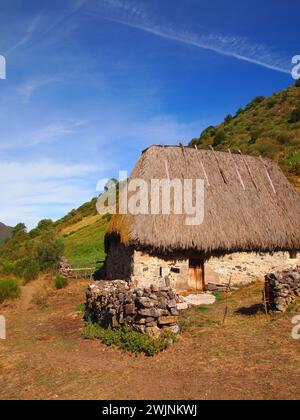 Ein altes Holz- und Strohgebäude im keltischen Stil in den Bergen, um die Tiere der Herde zu lagern Stockfoto