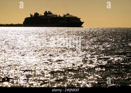 Usa. Februar 2024. Ein karibischer Sonnenuntergang zeigt eine fesselnde Silhouette eines Kreuzfahrtschiffs, das anmutig durch das ruhige blaue Wasser navigiert und ein atemberaubendes maritimes Spektakel erzeugt (Credit Image: © Walter G Arce SR Grindstone Medi/ASP). Nicht für kommerzielle ZWECKE! Stockfoto