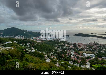 St. Thomas, Puerto Plata, USA. Januar 31, 2024. St. Thomas Port: Mit kleinen Booten und Urlaubern entfaltet sich auf den amerikanischen Jungferninseln eine malerische Szene, die zur Erkundung dieses bezaubernden Inselparadieses einlädt (Credit Image: © Walter G Arce SR Grindstone Medi/ASP). Nicht für kommerzielle ZWECKE! Stockfoto