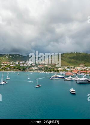 St. Thomas, Puerto Plata, USA. Januar 31, 2024. St. Thomas Port: Mit kleinen Booten und Urlaubern entfaltet sich auf den amerikanischen Jungferninseln eine malerische Szene, die zur Erkundung dieses bezaubernden Inselparadieses einlädt (Credit Image: © Walter G Arce SR Grindstone Medi/ASP). Nicht für kommerzielle ZWECKE! Stockfoto