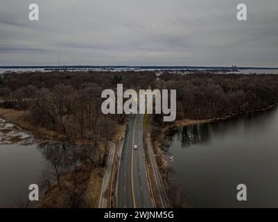 Ein Blick aus der Vogelperspektive auf die City Island Road im Pelham Bay Park in der Bronx, New York an einem bewölkten Tag Stockfoto