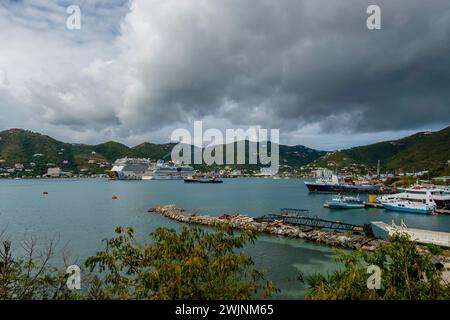 Road Town, Tortola, USA. Februar 2024. Türkisfarbene Ruhe: Brandywine Bay, Tortola, lockt mit kristallklarem Wasser, Kreuzfahrtschiffe vor Anker und Urlauber, die in der Bliss der Karibik schwelgen (Credit Image: © Walter G Arce SR Grindstone Medi/ASP) NUR ZUR REDAKTIONELLEN VERWENDUNG! Nicht für kommerzielle ZWECKE! Stockfoto