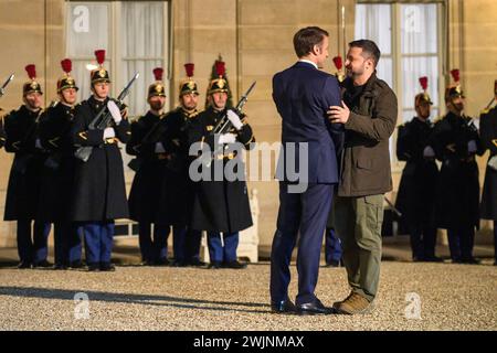 Paris, Frankreich. Februar 2024. Julien Mattia/Le Pictorium - Volodymyr Zelensky im Elysee-Palast, 16. Februar 2024 - 16. Februar 02/2024 - Frankreich/Ile-de-France (Region)/Paris - der französische Präsident Emmanuel Macron begrüßt den ukrainischen Präsidenten Wolodymyr Zelensky, der am 16. Februar 2024 im Palais de l'Elysee ein bilaterales Sicherheitsabkommen zwischen Frankreich und der Ukraine unterzeichnet. Quelle: LE PICTORIUM/Alamy Live News Stockfoto
