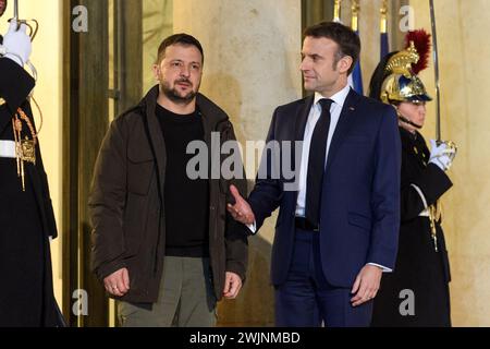Paris, Frankreich. Februar 2024. Julien Mattia/Le Pictorium - Volodymyr Zelensky im Elysee-Palast, 16. Februar 2024 - 16. Februar 02/2024 - Frankreich/Ile-de-France (Region)/Paris - der französische Präsident Emmanuel Macron begrüßt den ukrainischen Präsidenten Wolodymyr Zelensky, der am 16. Februar 2024 im Palais de l'Elysee ein bilaterales Sicherheitsabkommen zwischen Frankreich und der Ukraine unterzeichnet. Quelle: LE PICTORIUM/Alamy Live News Stockfoto