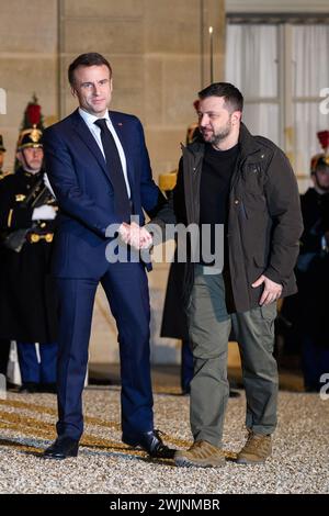 Paris, Frankreich. Februar 2024. Julien Mattia/Le Pictorium - Volodymyr Zelensky im Elysee-Palast, 16. Februar 2024 - 16. Februar 02/2024 - Frankreich/Ile-de-France (Region)/Paris - der französische Präsident Emmanuel Macron begrüßt den ukrainischen Präsidenten Wolodymyr Zelensky, der am 16. Februar 2024 im Palais de l'Elysee ein bilaterales Sicherheitsabkommen zwischen Frankreich und der Ukraine unterzeichnet. Quelle: LE PICTORIUM/Alamy Live News Stockfoto