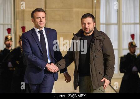 Paris, Frankreich. Februar 2024. Julien Mattia/Le Pictorium - Volodymyr Zelensky im Elysee-Palast, 16. Februar 2024 - 16. Februar 02/2024 - Frankreich/Ile-de-France (Region)/Paris - der französische Präsident Emmanuel Macron begrüßt den ukrainischen Präsidenten Wolodymyr Zelensky, der am 16. Februar 2024 im Palais de l'Elysee ein bilaterales Sicherheitsabkommen zwischen Frankreich und der Ukraine unterzeichnet. Quelle: LE PICTORIUM/Alamy Live News Stockfoto