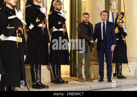 Paris, Frankreich. Februar 2024. Julien Mattia/Le Pictorium - Volodymyr Zelensky im Elysee-Palast, 16. Februar 2024 - 16. Februar 02/2024 - Frankreich/Ile-de-France (Region)/Paris - der französische Präsident Emmanuel Macron begrüßt den ukrainischen Präsidenten Wolodymyr Zelensky, der am 16. Februar 2024 im Palais de l'Elysee ein bilaterales Sicherheitsabkommen zwischen Frankreich und der Ukraine unterzeichnet. Quelle: LE PICTORIUM/Alamy Live News Stockfoto