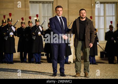 Paris, Frankreich. Februar 2024. Julien Mattia/Le Pictorium - Volodymyr Zelensky im Elysee-Palast, 16. Februar 2024 - 16. Februar 02/2024 - Frankreich/Ile-de-France (Region)/Paris - der französische Präsident Emmanuel Macron begrüßt den ukrainischen Präsidenten Wolodymyr Zelensky, der am 16. Februar 2024 im Palais de l'Elysee ein bilaterales Sicherheitsabkommen zwischen Frankreich und der Ukraine unterzeichnet. Quelle: LE PICTORIUM/Alamy Live News Stockfoto