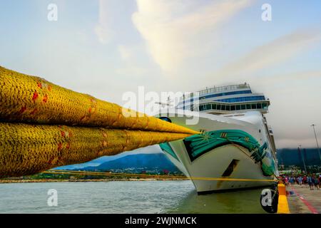 Puerto Plata, Puerto Plata, USA. 30. Januar 2024. Die norwegische Jade schmückt Puerto Plata, DR, und bietet Kreuzfahrern ein Tor, um die üppige Landschaft zu erkunden. Passagiere begeben sich auf immersive Abenteuer, entdecken lokalen Charme und lebendige Landschaften (Bild: © Walter G Arce SR Grindstone Medi/ASP) NUR REDAKTIONELLE VERWENDUNG! Nicht für kommerzielle ZWECKE! Stockfoto