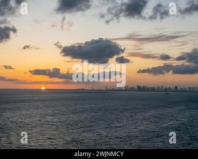 Miami, FL, USA. Januar 2024. Während die Sonne über Miamis Küste untergeht, fährt ein Kreuzfahrtschiff anmutig ab und begibt sich auf ein Karibikabenteuer, das einen goldenen Glanz auf der ruhigen See ausstrahlt (Credit Image: © Walter G Arce Sr Grindstone Medi/ASP) NUR REDAKTIONELLE VERWENDUNG! Nicht für kommerzielle ZWECKE! Stockfoto