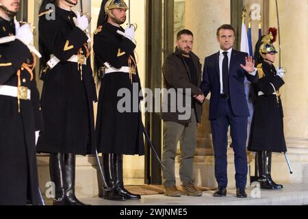 Paris, Frankreich. Februar 2024. Julien Mattia/Le Pictorium - Volodymyr Zelensky im Elysee-Palast, 16. Februar 2024 - 16. Februar 02/2024 - Frankreich/Ile-de-France (Region)/Paris - der französische Präsident Emmanuel Macron begrüßt den ukrainischen Präsidenten Wolodymyr Zelensky, der am 16. Februar 2024 im Palais de l'Elysee ein bilaterales Sicherheitsabkommen zwischen Frankreich und der Ukraine unterzeichnet. Quelle: LE PICTORIUM/Alamy Live News Stockfoto