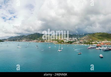 St. Thomas, Puerto Plata, USA. Januar 31, 2024. St. Thomas Port: Mit kleinen Booten und Urlaubern entfaltet sich auf den amerikanischen Jungferninseln eine malerische Szene, die zur Erkundung dieses bezaubernden Inselparadieses einlädt (Credit Image: © Walter G Arce SR Grindstone Medi/ASP). Nicht für kommerzielle ZWECKE! Stockfoto