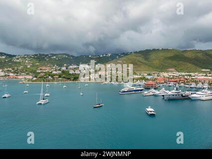 St. Thomas, Puerto Plata, USA. Januar 31, 2024. St. Thomas Port: Mit kleinen Booten und Urlaubern entfaltet sich auf den amerikanischen Jungferninseln eine malerische Szene, die zur Erkundung dieses bezaubernden Inselparadieses einlädt (Credit Image: © Walter G Arce SR Grindstone Medi/ASP). Nicht für kommerzielle ZWECKE! Stockfoto