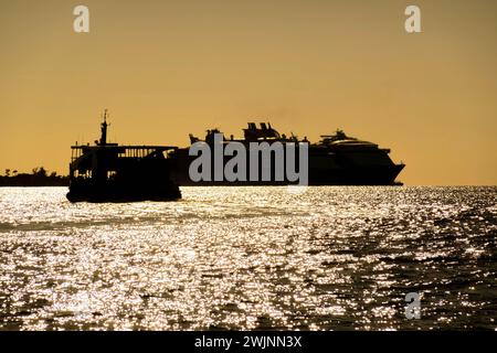 Usa. Februar 2024. Ein karibischer Sonnenuntergang zeigt eine fesselnde Silhouette eines Kreuzfahrtschiffs, das anmutig durch das ruhige blaue Wasser navigiert und ein atemberaubendes maritimes Spektakel erzeugt (Credit Image: © Walter G Arce SR Grindstone Medi/ASP). Nicht für kommerzielle ZWECKE! Stockfoto