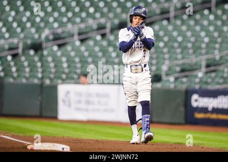 Houston, Texas, USA. Februar 2024. Der Infield-Spieler Caleb Tart der Southern University Jaguars (3) feiert einen Hit während des NCAA-Baseballspiels zwischen den Alcorn State Braves und den Southern University Jaguars im Cactus Jack HBCU Classic 2024 im Minute Maid Park in Houston, Texas. Prentice C. James/CSM/Alamy Live News Stockfoto