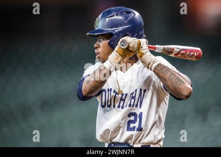 Houston, Texas, USA. Februar 2024. Jacoby Radcliffe (21) bereitet sich darauf vor, während des NCAA-Baseballspiels zwischen den Alcorn State Braves und den Southern University Jaguars im Cactus Jack HBCU Classic 2024 im Minute Maid Park in Houston, Texas, zu schlagen. Prentice C. James/CSM/Alamy Live News Stockfoto