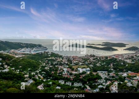 St. Thomas, Puerto Plata, USA. Januar 31, 2024. St. Thomas Port: Mit kleinen Booten und Urlaubern entfaltet sich auf den amerikanischen Jungferninseln eine malerische Szene, die zur Erkundung dieses bezaubernden Inselparadieses einlädt (Credit Image: © Walter G Arce SR Grindstone Medi/ASP). Nicht für kommerzielle ZWECKE! Stockfoto