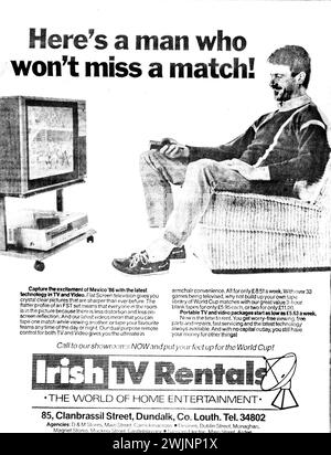 1986 Werbung für Irish TV Rentals, Dundalk, Irland. Die Bilder zeigen eine Ära, in der die Menschen ihren Fernseher und Videorecorder wöchentlich/monatlich mieteten. Die Werbung wurde angeprangert, um die Menschen zu ermutigen, für die bevorstehenden WM-Finalspiele in Mexiko zu mieten. Stockfoto