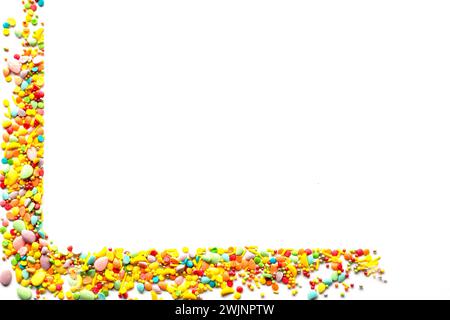 Oster-Dekor-Konzept. Rahmen mit Zuckerstreuseln. Kopierraum. Stockfoto