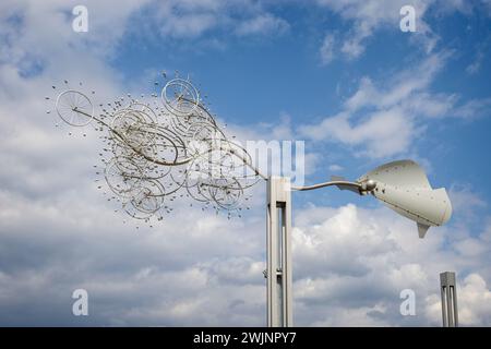 Riesige kinetische Wetterfahne, genannt Wind Wheel Mobile, am 31. Mai 2023 an der Ufermauer des Vancouver Convention Centre in British Columbia, Kanada Stockfoto