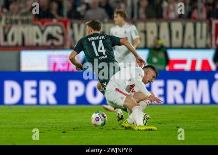 1. FC Köln gegen SV Werder Bremen, Fussball, 1. Bundesliga 22. Spieltag, Saison 2023/2024, 16.02.2024 Senne Lynen SV Werder Bremen, 14 hat mit einer Koerpertaeuschung Dejan Ljubicic 1. FC Köln, 07 aussteigen lassen. Fußball: 1. Bundesliga, Saison 2023/2024, 22. Spieltag, 1. FC Köln - SV Werder Bremen am 16.02.2024 im RheinEnergieStadion Köln. Wichtiger Hinweis: Gemaess den Vorgaben der DFL Deutsche Fussball Liga bzw. Des DFB Deutscher Fussball-Bund ist es untersagt, in dem Stadion und/oder vom Spiel angefertigte Fotoaufnahmen in Form von Sequenzbildern und/oder videoaehnlichen Fotostrec Stockfoto